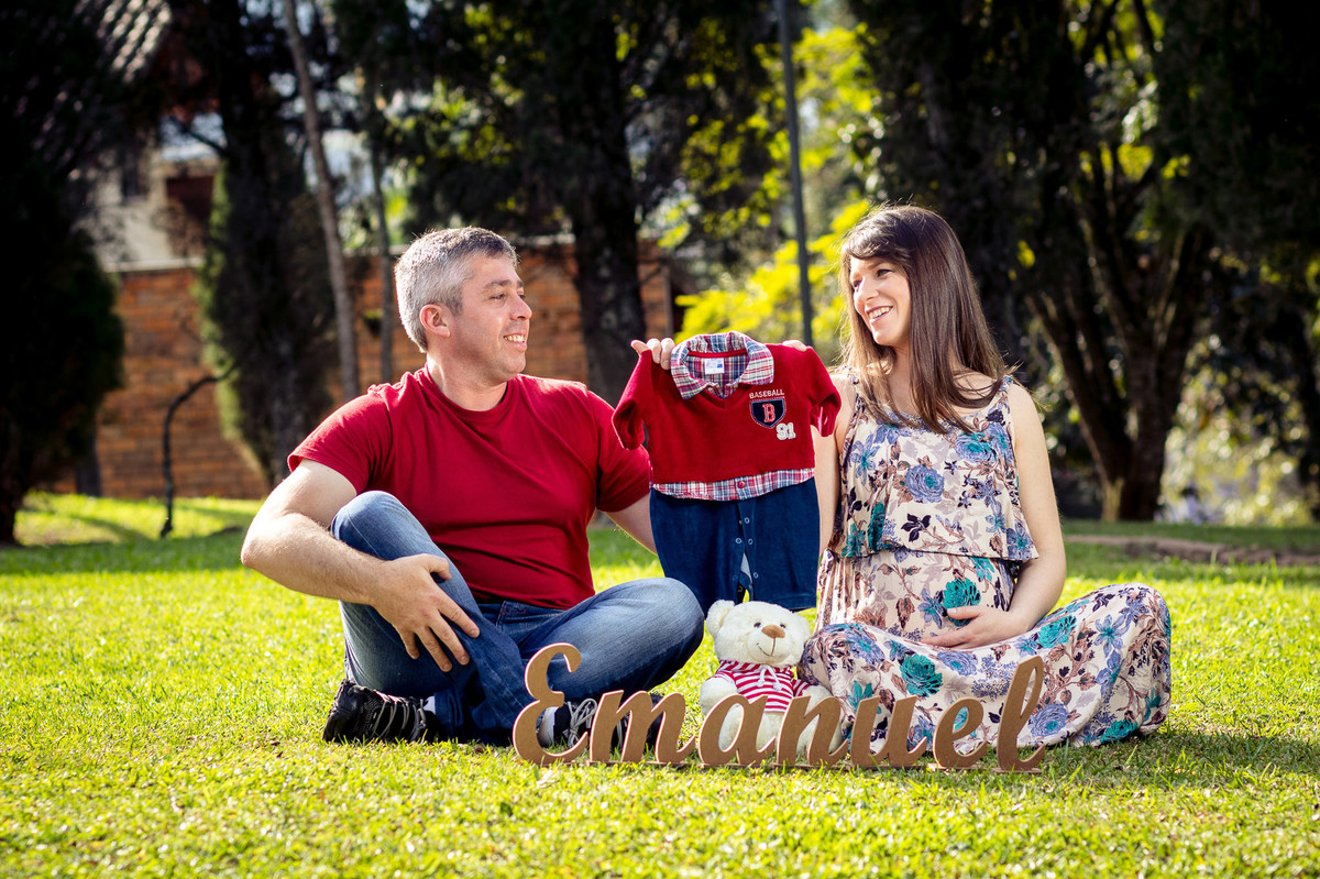 Roupinha de bebê. Ensaio gestante, gestação Eliane e Rojânio. Fotografia de Eduardo Pasqualini Fotógrafo em Rio do Sul, Santa Catarina, Brasil.