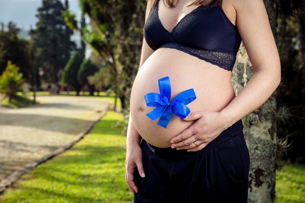 Laço na barriga. Ensaio gestante, gestação Eliane e Rojânio. Fotografia de Eduardo Pasqualini Fotógrafo em Rio do Sul, Santa Catarina, Brasil.