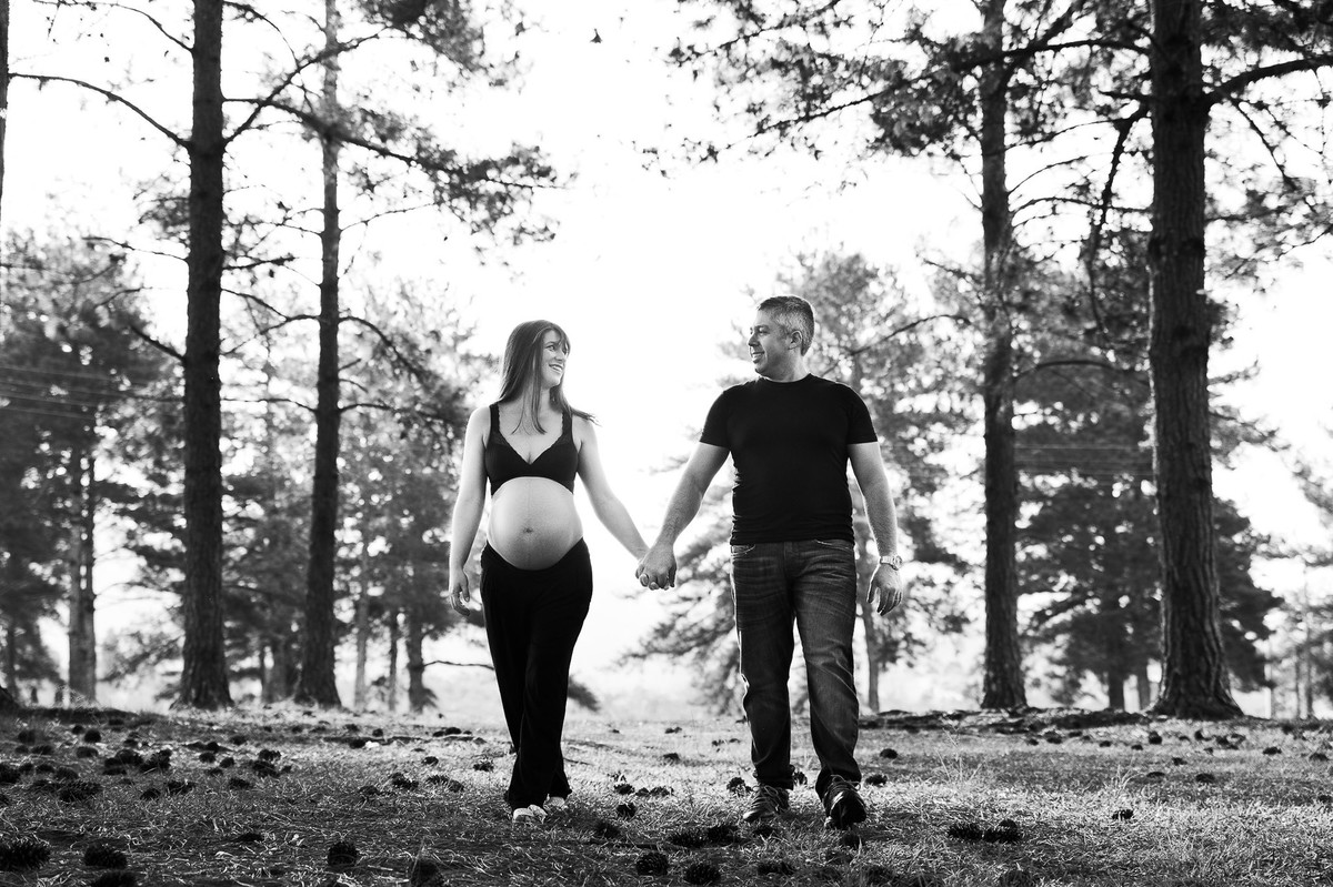 Caminhando. Ensaio gestante, gestação Eliane e Rojânio. Fotografia de Eduardo Pasqualini Fotógrafo em Rio do Sul, Santa Catarina, Brasil.
