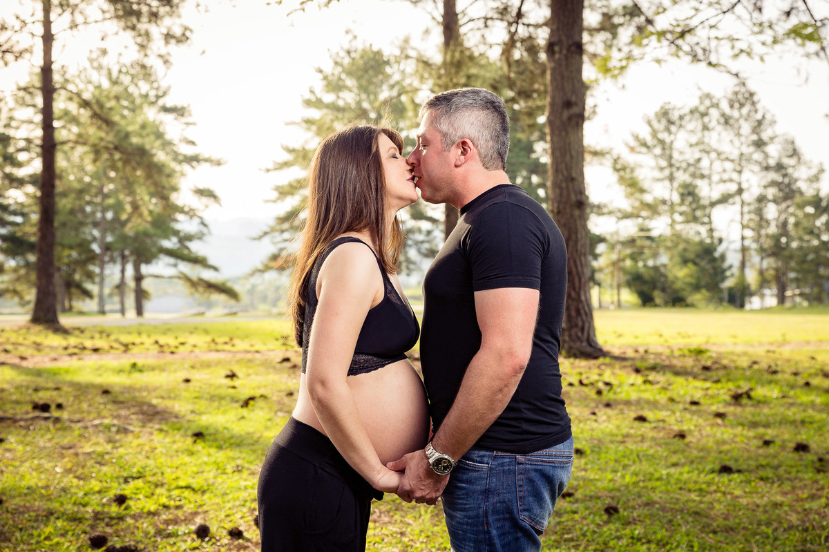 Beijo. Ensaio gestante, gestação Eliane e Rojânio. Fotografia de Eduardo Pasqualini Fotógrafo em Rio do Sul, Santa Catarina, Brasil.