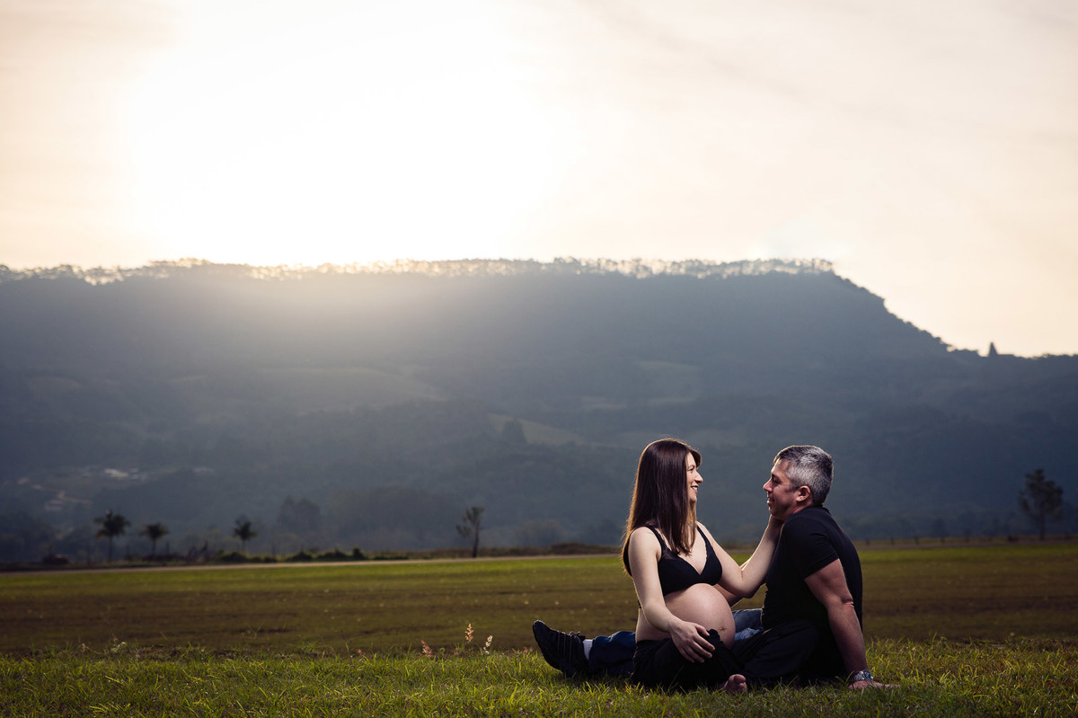 Pôr do sol. Ensaio gestante, gestação Eliane e Rojânio. Fotografia de Eduardo Pasqualini Fotógrafo em Rio do Sul, Santa Catarina, Brasil.
