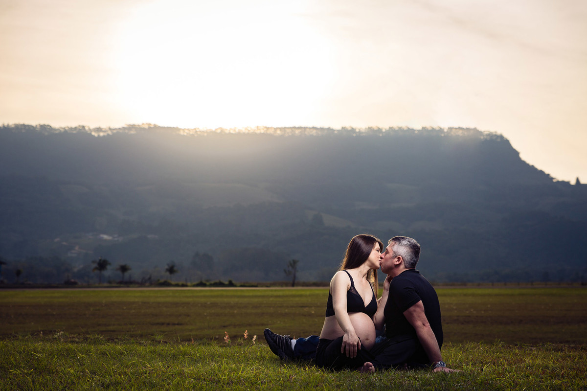 Beijos ao pôr do sol. Ensaio gestante, gestação Eliane e Rojânio. Fotografia de Eduardo Pasqualini Fotógrafo em Rio do Sul, Santa Catarina, Brasil.