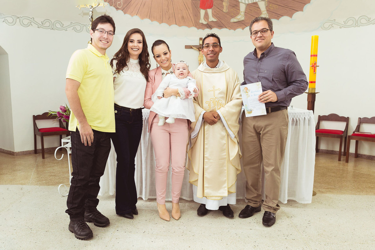 Padrinhos e Pais e Padre. Batizado Maria Laura. Casa de Eventos Bela Aliança. Fotografia de Eduardo Pasqualini, fotógrafo em Rio do Sul, Santa Catarina.