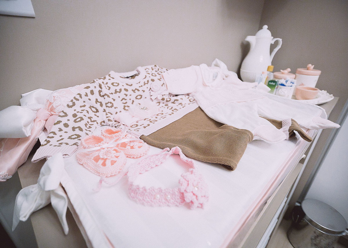 Coisinhas do Bebê. Fotografia Documental de familía, Bebê um mês. Fotografia de Eduardo Pasqualini, fotógrafo em Rio do Sul, Santa Catarina.