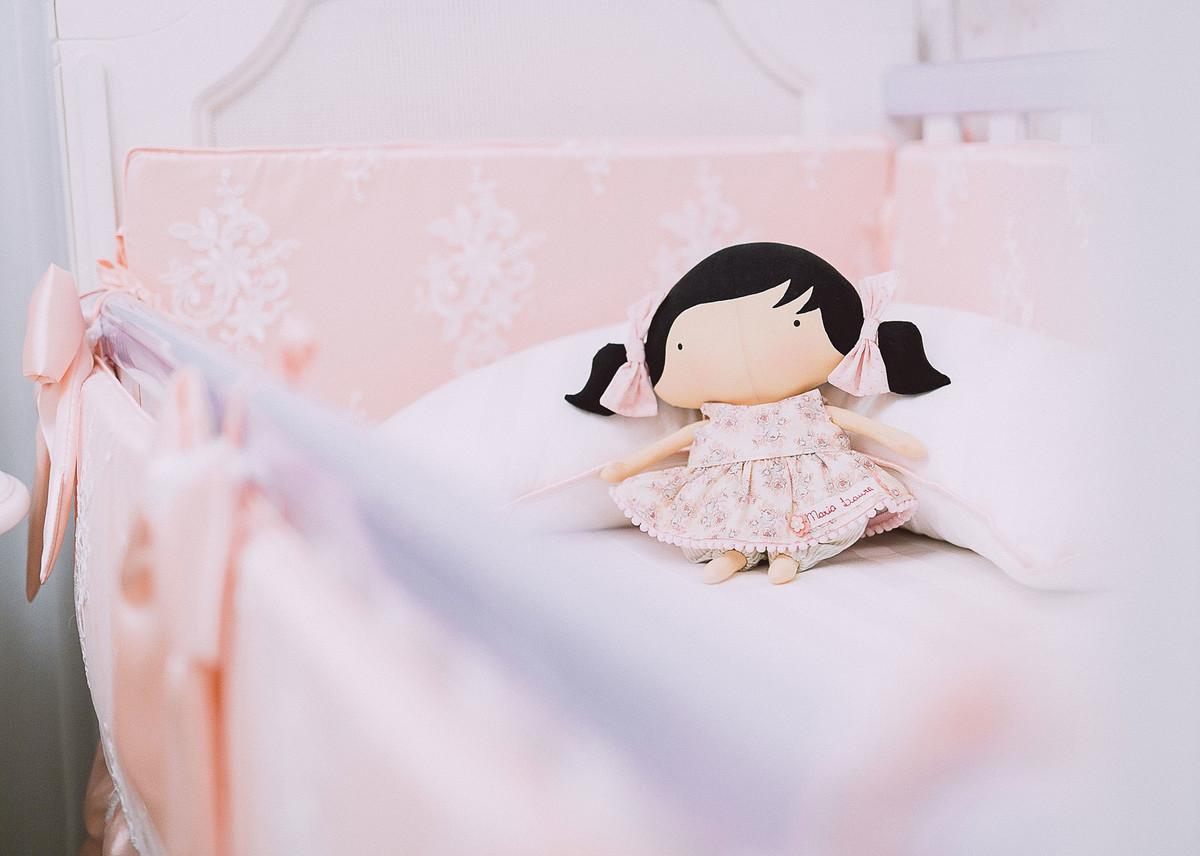 Bonequinha Retro. Fotografia Documental de familía, Bebê um mês. Fotografia de Eduardo Pasqualini, fotógrafo em Rio do Sul, Santa Catarina.