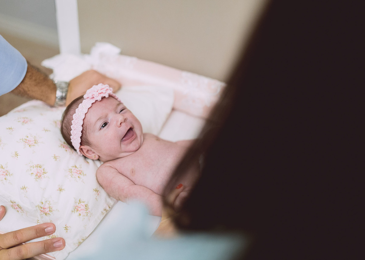 Caretinhas. Fotografia Documental de familía, Bebê um mês. Fotografia de Eduardo Pasqualini, fotógrafo em Rio do Sul, Santa Catarina.