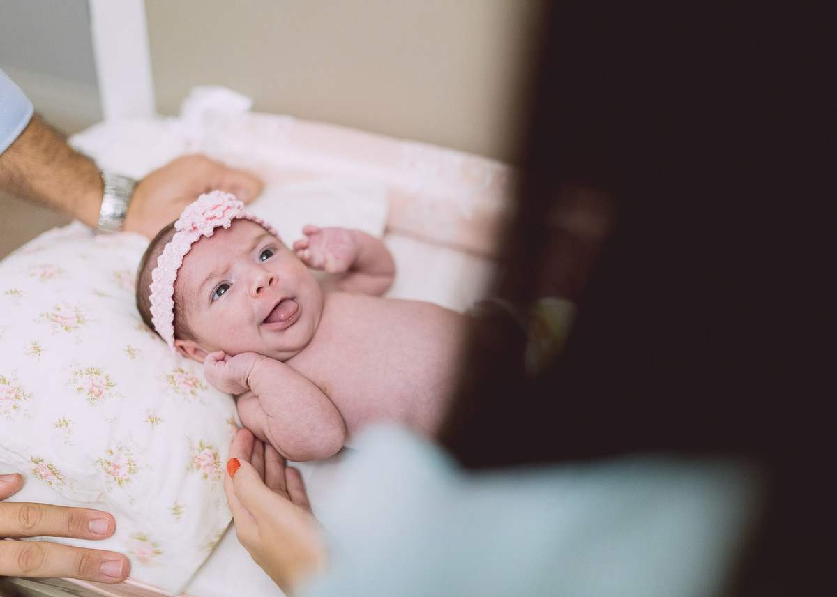 Linguinha. Fotografia Documental de familía, Bebê um mês. Fotografia de Eduardo Pasqualini, fotógrafo em Rio do Sul, Santa Catarina.