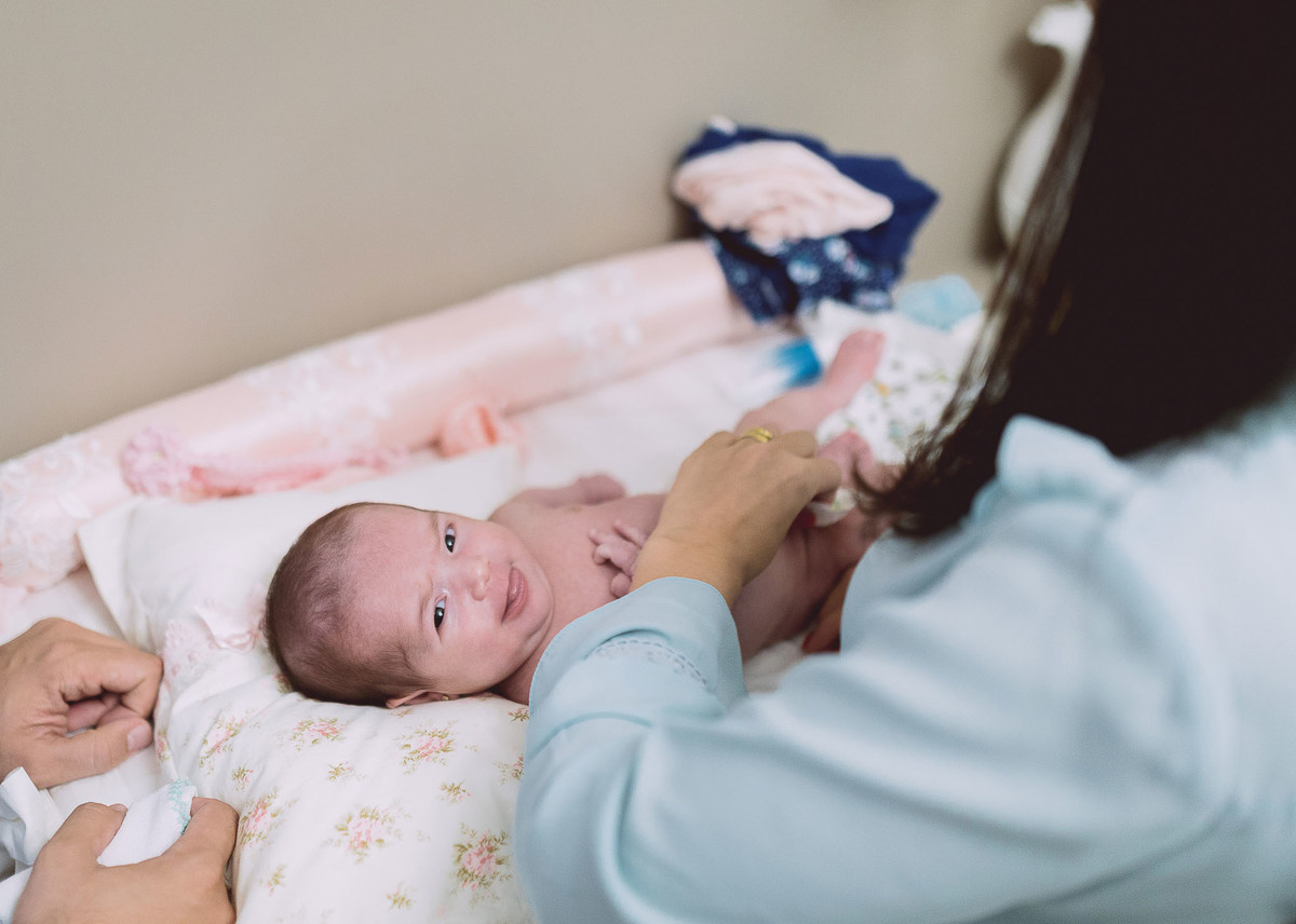 Sorrisinho. Fotografia Documental de familía, Bebê um mês. Fotografia de Eduardo Pasqualini, fotógrafo em Rio do Sul, Santa Catarina.