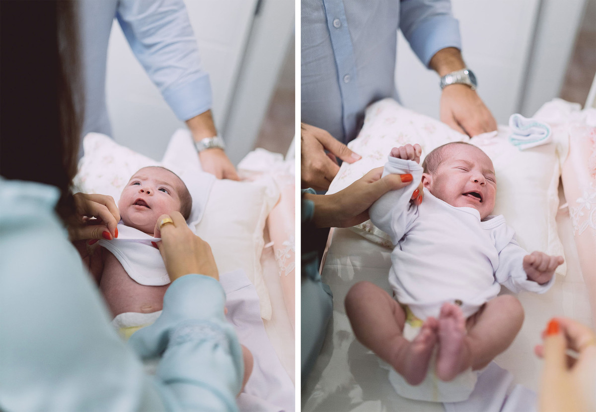 Trocando o Bebê. Fotografia Documental de familía, Bebê um mês. Fotografia de Eduardo Pasqualini, fotógrafo em Rio do Sul, Santa Catarina.