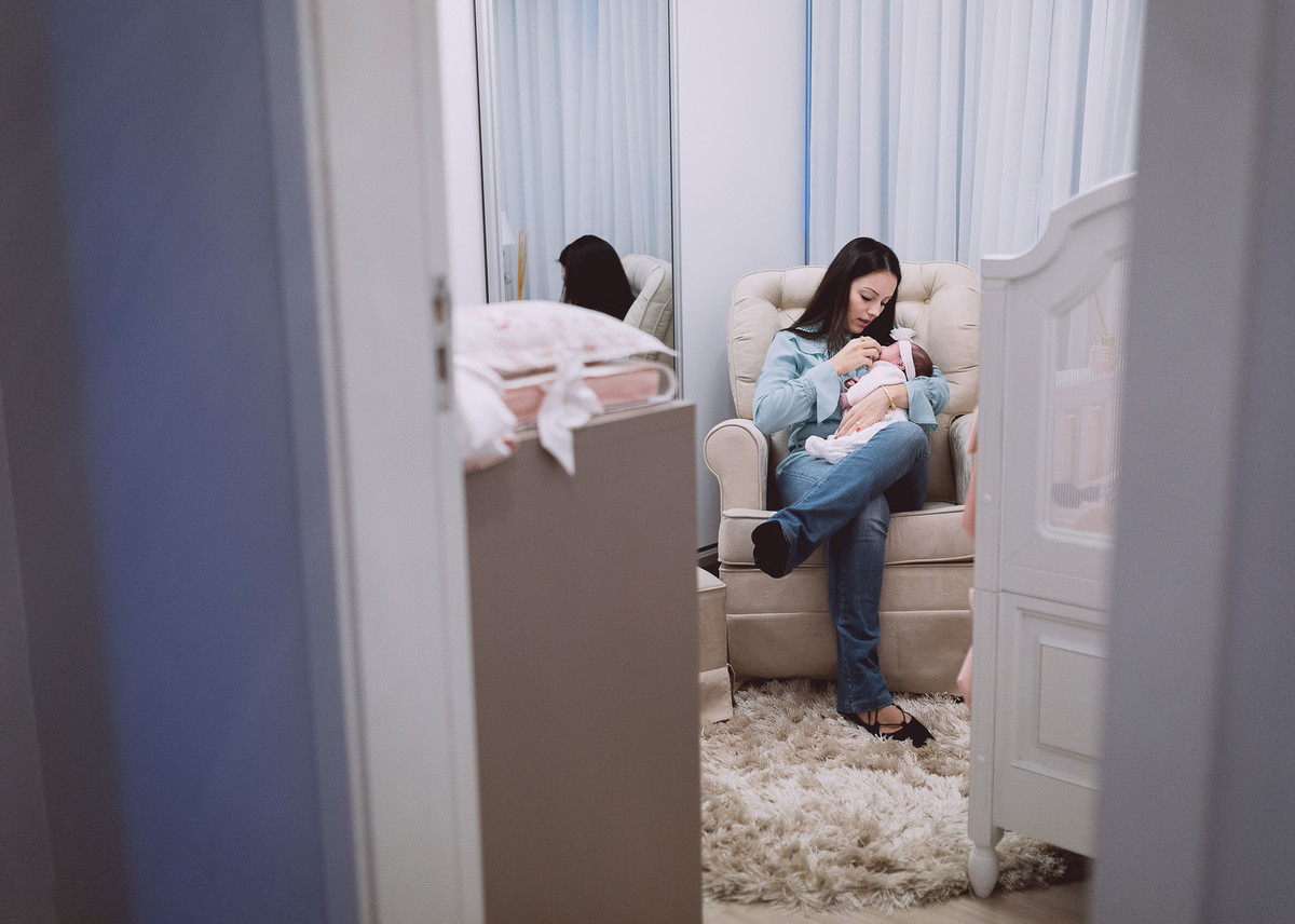 Espionando a mãe. Fotografia Documental de familía, Bebê um mês. Fotografia de Eduardo Pasqualini, fotógrafo em Rio do Sul, Santa Catarina.