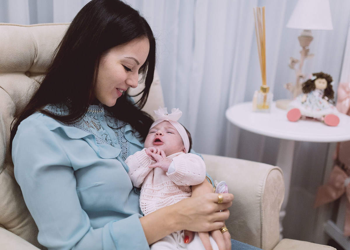 Colinho. Fotografia Documental de familía, Bebê um mês. Fotografia de Eduardo Pasqualini, fotógrafo em Rio do Sul, Santa Catarina.