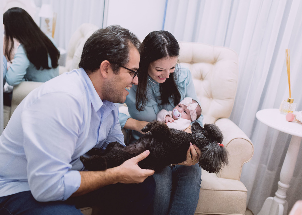 Família com cachorrinho. Fotografia Documental de familía, Bebê um mês. Fotografia de Eduardo Pasqualini, fotógrafo em Rio do Sul, Santa Catarina.