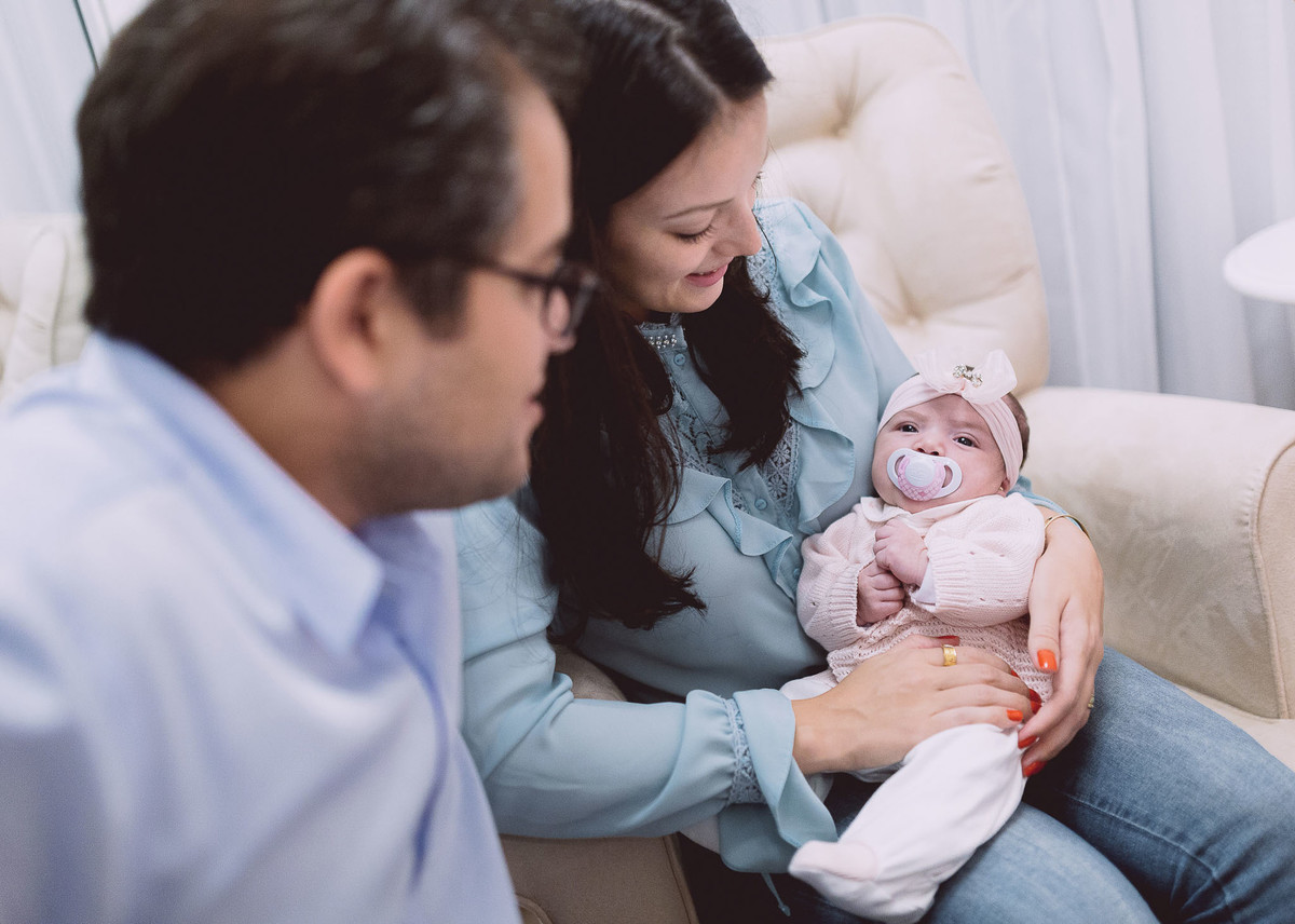 Papais. Fotografia Documental de familía, Bebê um mês. Fotografia de Eduardo Pasqualini, fotógrafo em Rio do Sul, Santa Catarina.