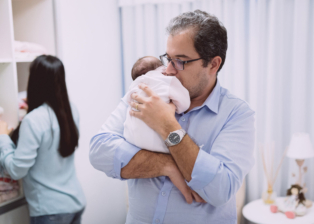 Papai. Fotografia Documental de familía, Bebê um mês. Fotografia de Eduardo Pasqualini, fotógrafo em Rio do Sul, Santa Catarina.