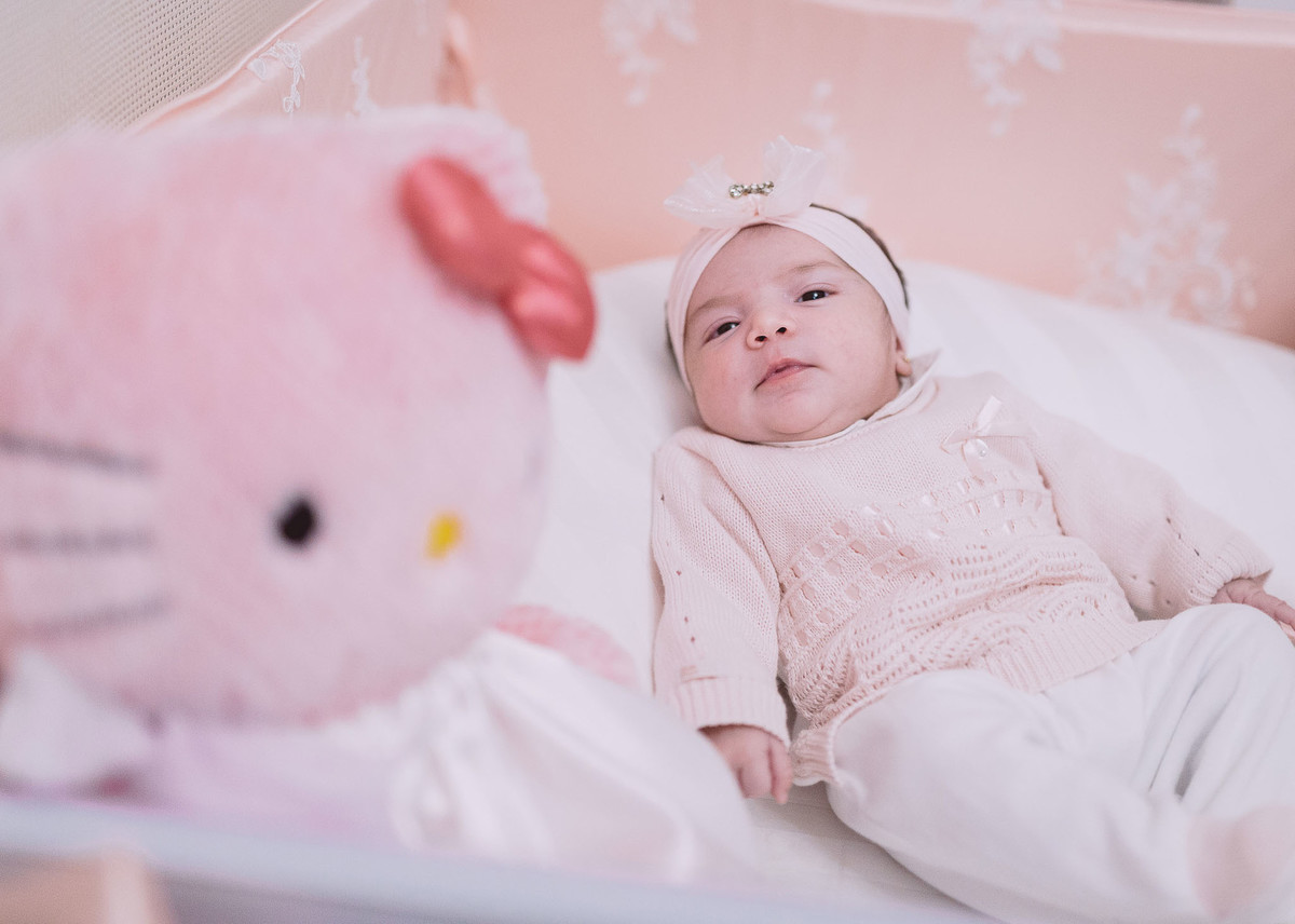 Maria e a Hello. Fotografia Documental de familía, Bebê um mês. Fotografia de Eduardo Pasqualini, fotógrafo em Rio do Sul, Santa Catarina.