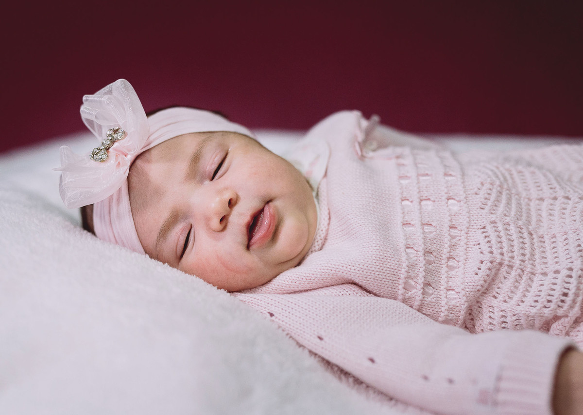 Pegando no sono. Fotografia Documental de familía, Bebê um mês. Fotografia de Eduardo Pasqualini, fotógrafo em Rio do Sul, Santa Catarina.