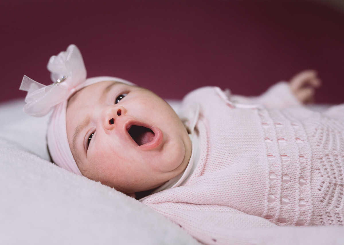 Bocejo. Fotografia Documental de familía, Bebê um mês. Fotografia de Eduardo Pasqualini, fotógrafo em Rio do Sul, Santa Catarina.