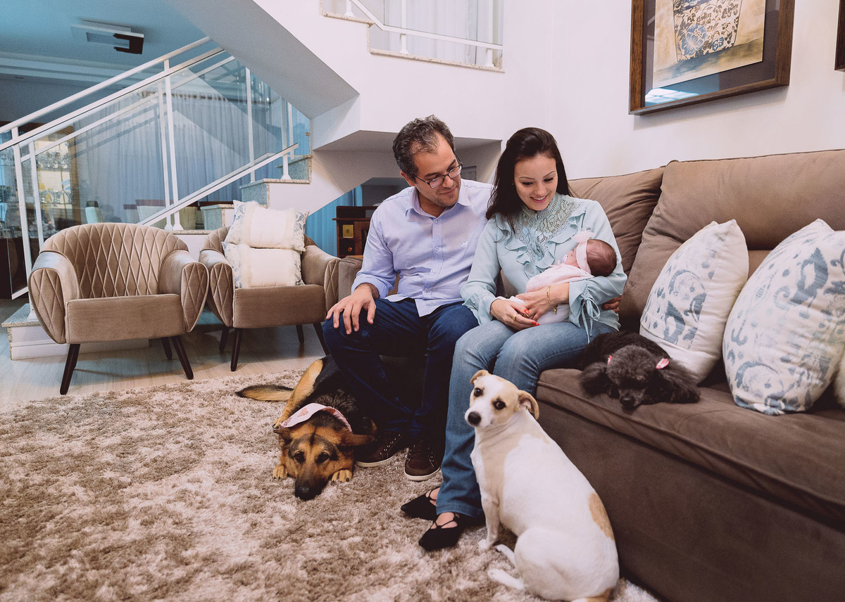 Cachorrinhos. Fotografia Documental de familía, Bebê um mês. Fotografia de Eduardo Pasqualini, fotógrafo em Rio do Sul, Santa Catarina.
