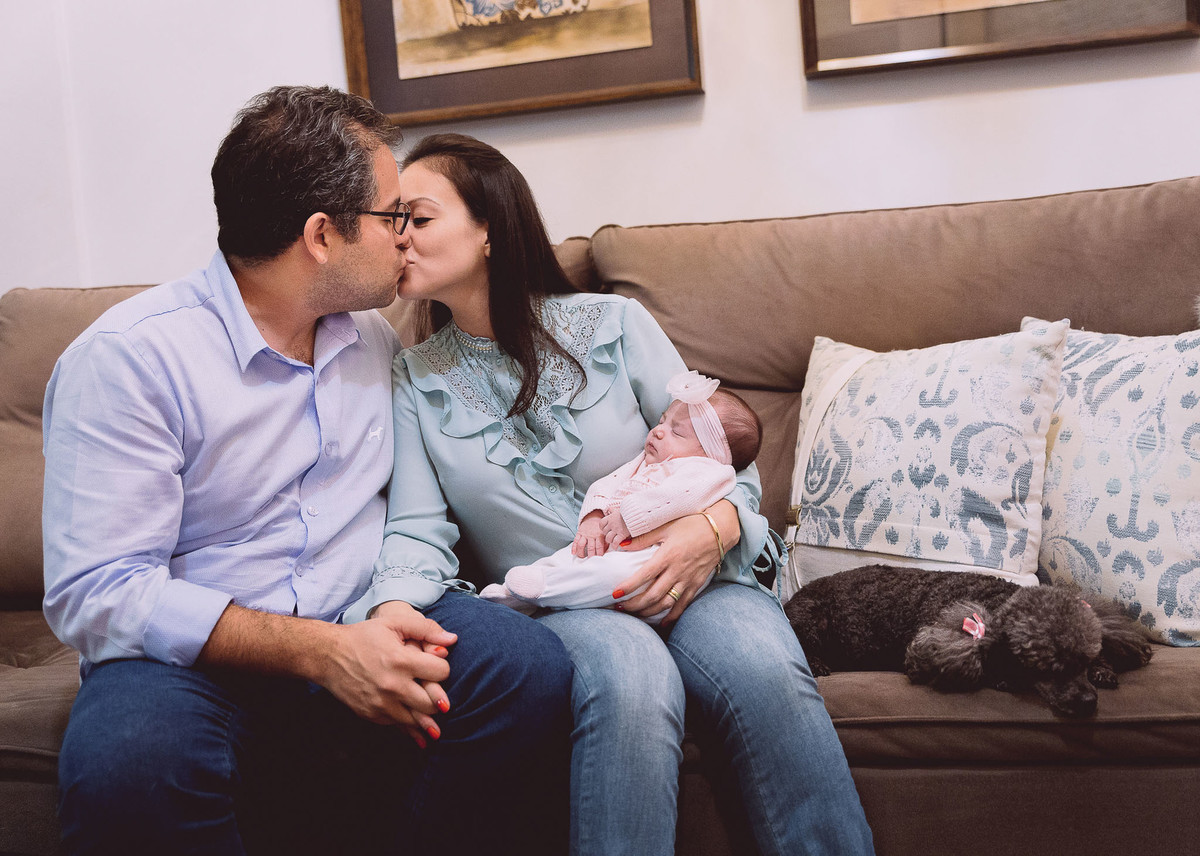 Beijo. Fotografia Documental de familía, Bebê um mês. Fotografia de Eduardo Pasqualini, fotógrafo em Rio do Sul, Santa Catarina.