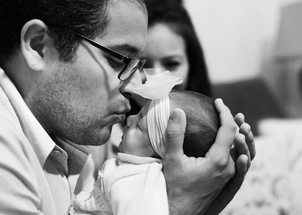 Beijoka no nariz. Fotografia Documental de familía, Bebê um mês. Fotografia de Eduardo Pasqualini, fotógrafo em Rio do Sul, Santa Catarina.
