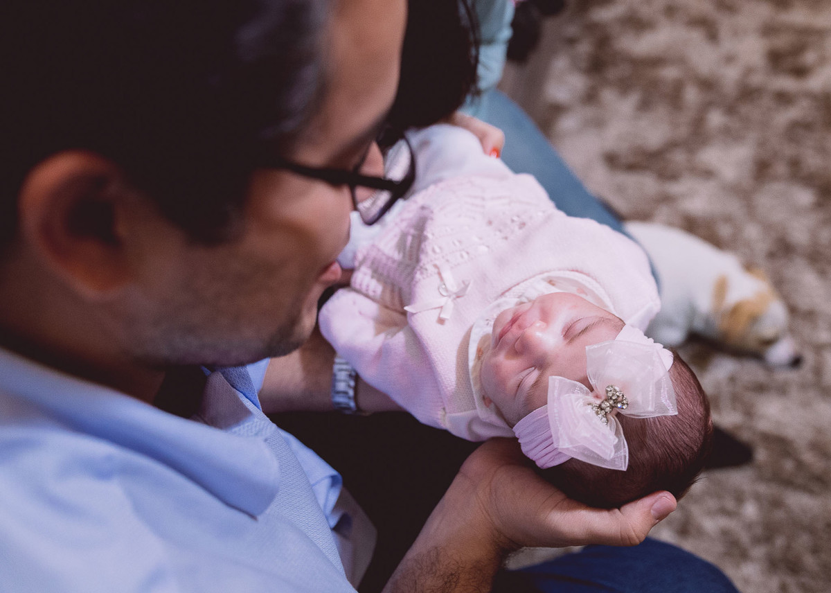 Tão pequena. Fotografia Documental de familía, Bebê um mês. Fotografia de Eduardo Pasqualini, fotógrafo em Rio do Sul, Santa Catarina.