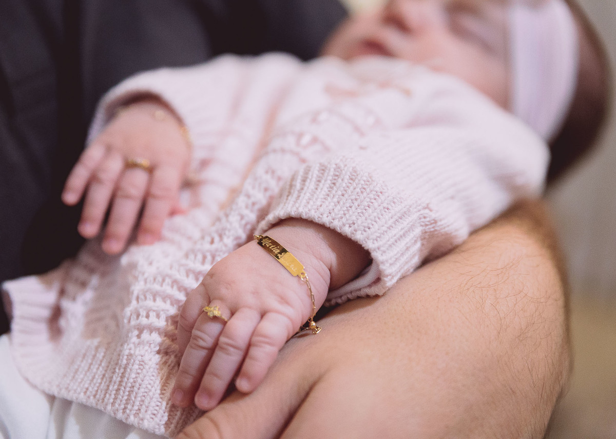 Detalhes. Fotografia Documental de familía, Bebê um mês. Fotografia de Eduardo Pasqualini, fotógrafo em Rio do Sul, Santa Catarina.
