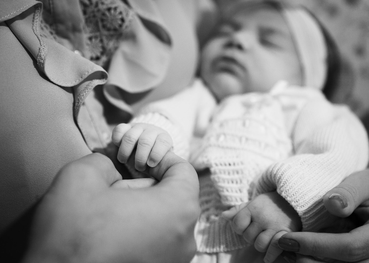 Mãozinha. Fotografia Documental de familía, Bebê um mês. Fotografia de Eduardo Pasqualini, fotógrafo em Rio do Sul, Santa Catarina.