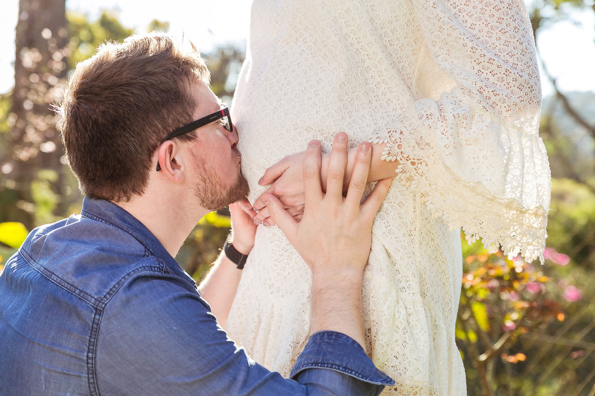 Beijo na barriga Ensaio Gestante Luana e Eziel Trombudo Central. Fotografia de Eduardo Pasqualini, fotógrafo de casamentos e ensaios em Rio do Sul, Santa Catarina.