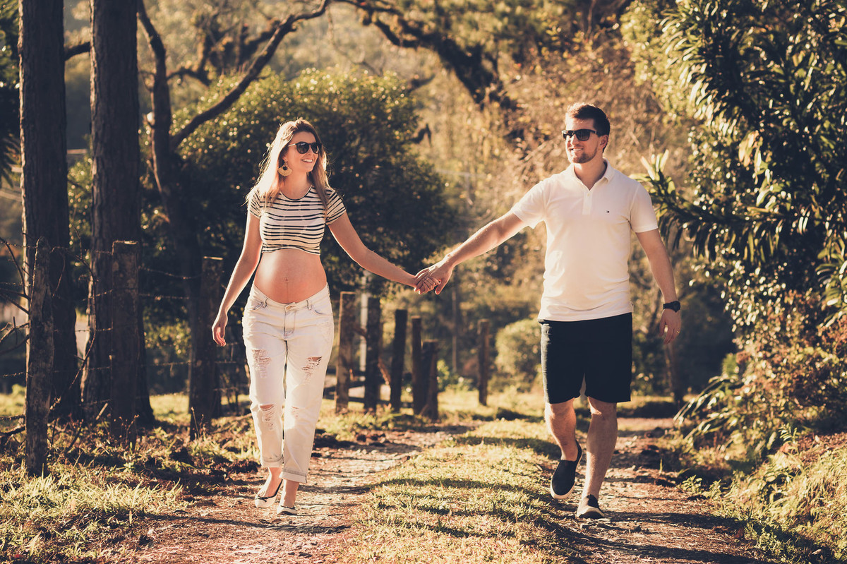 Mão dadas Ensaio Gestante Luana e Eziel Trombudo Central. Fotografia de Eduardo Pasqualini, fotógrafo de casamentos e ensaios em Rio do Sul, Santa Catarina.