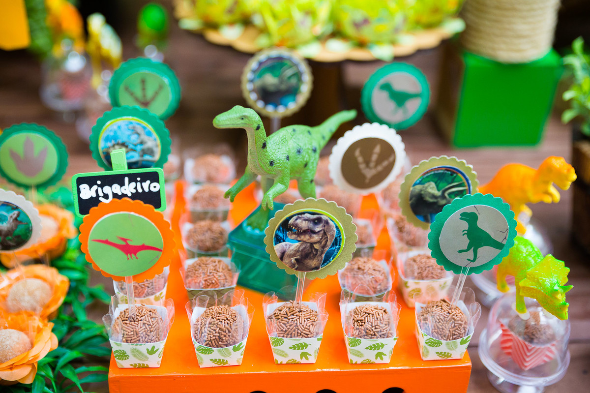 Brigadeiro de dinossauro. Aniversário Infantil Espaço 10. Fotografia de Eduardo Pasqualini Fotógrafo em Rio do Sul, Santa Catarina, Brasil.