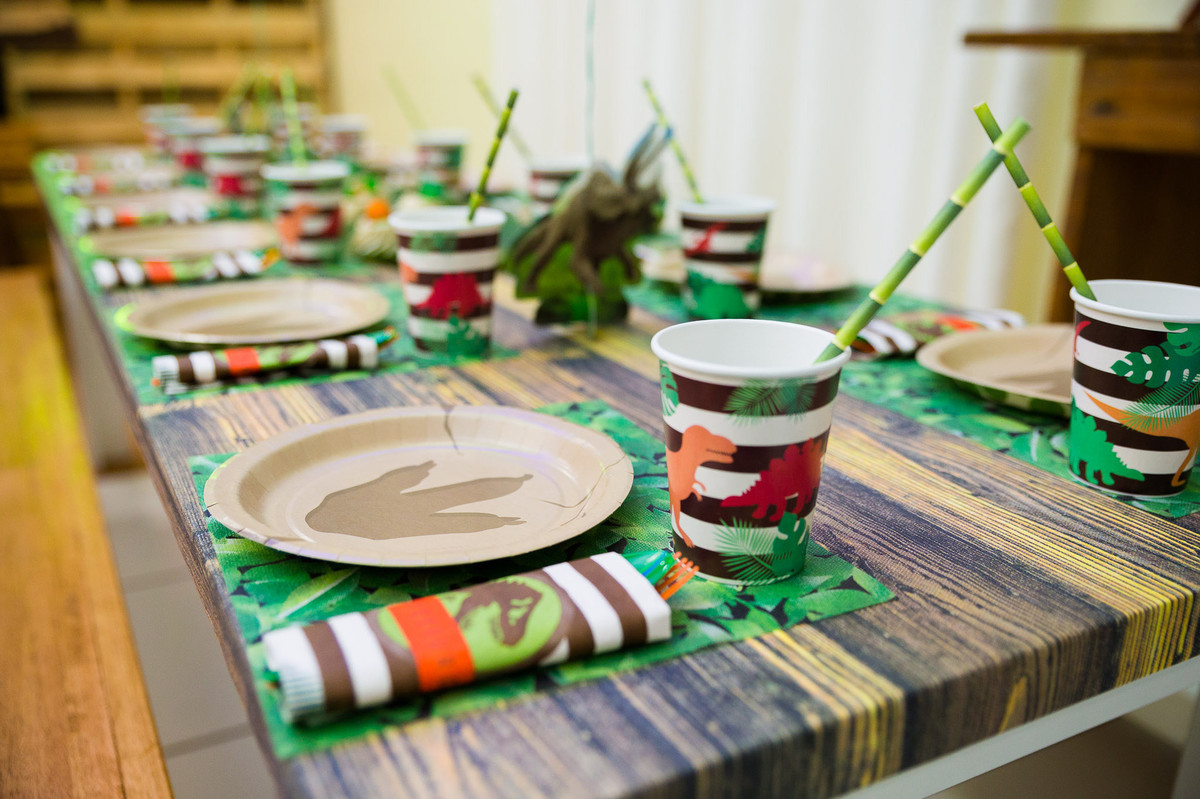 Pratos de dinossauros. Aniversário Infantil Espaço 10. Fotografia de Eduardo Pasqualini Fotógrafo em Rio do Sul, Santa Catarina, Brasil.
