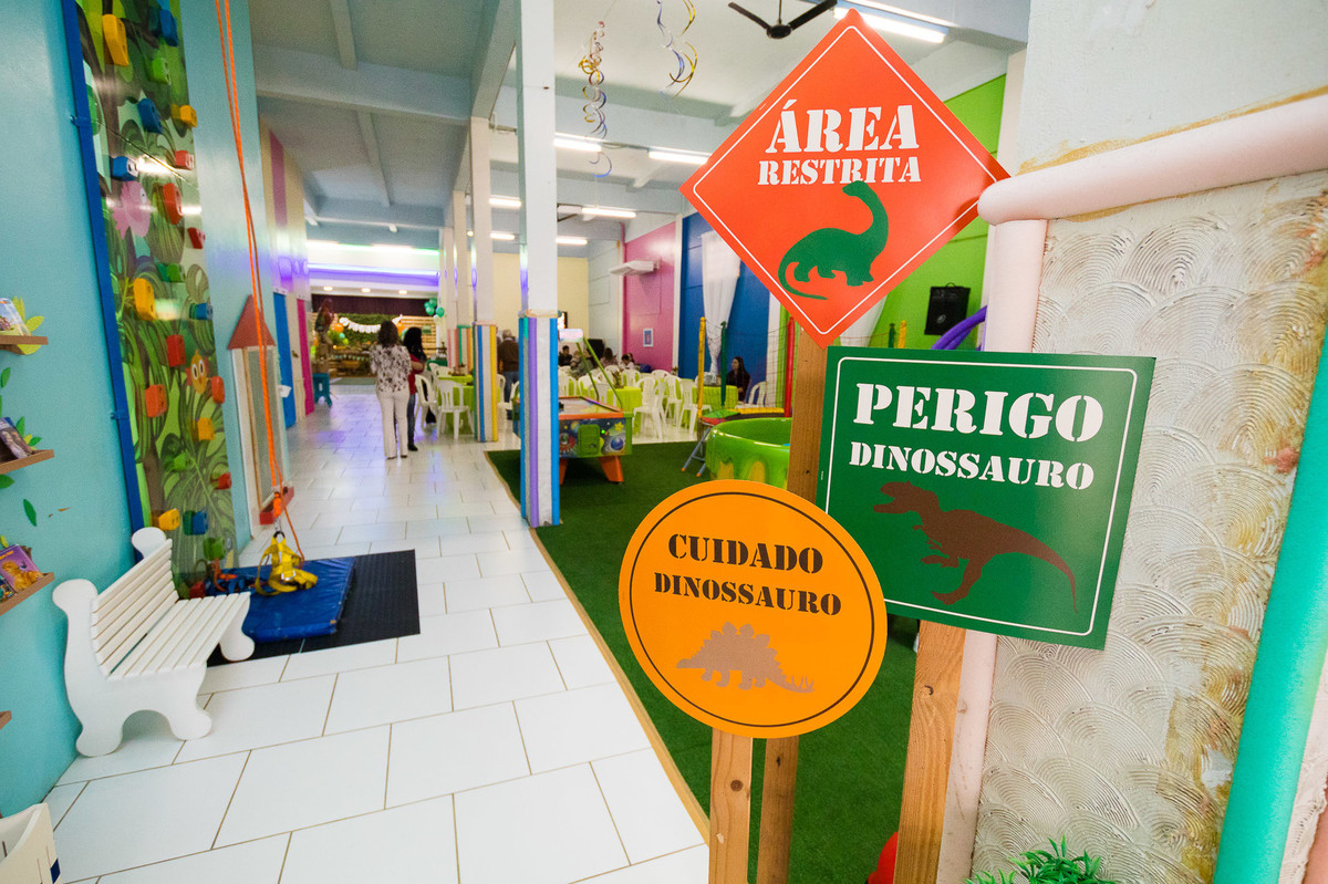 Perigo, Dinossauros. Aniversário Infantil Espaço 10. Fotografia de Eduardo Pasqualini Fotógrafo em Rio do Sul, Santa Catarina, Brasil.