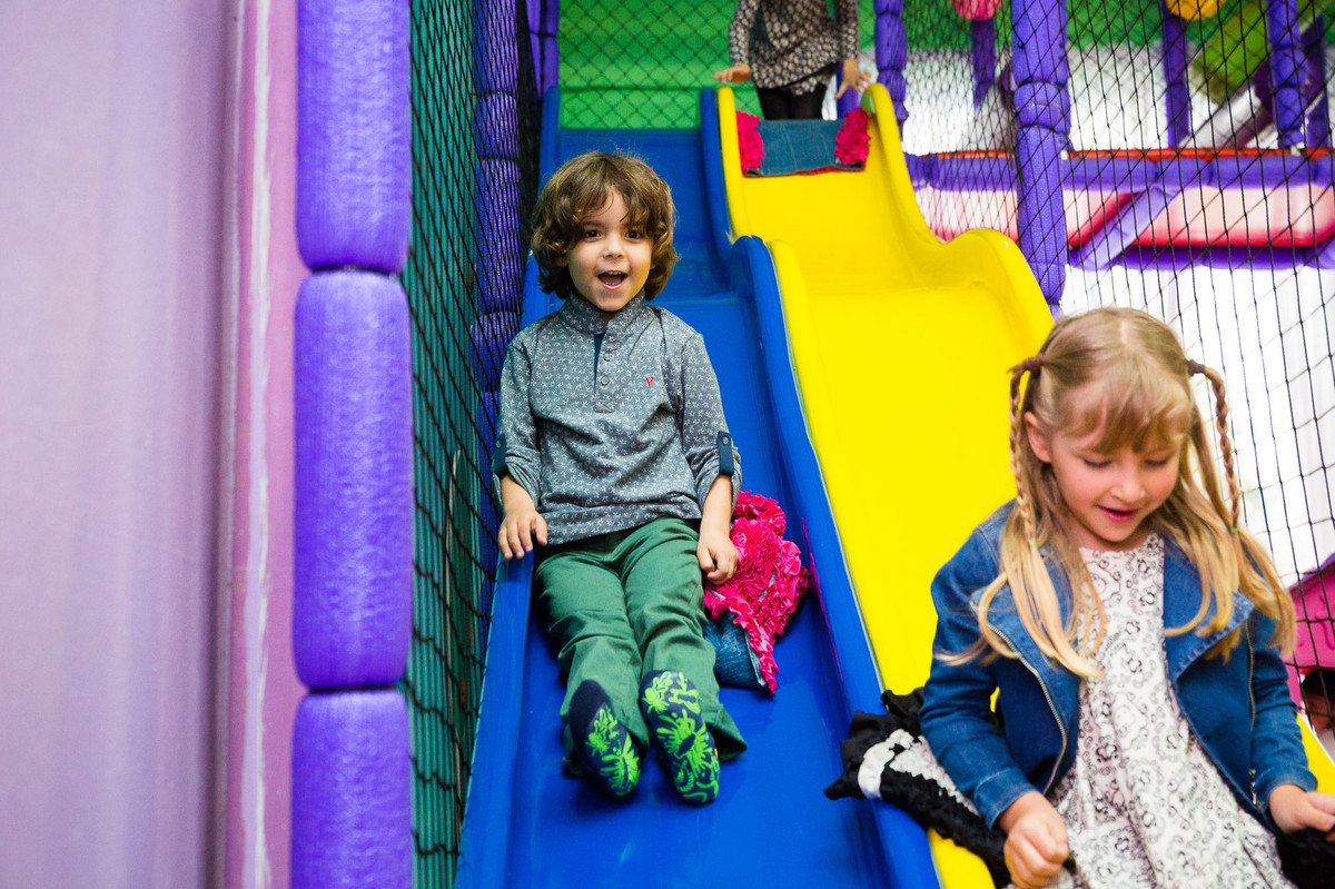 Escorregador. Aniversário Infantil Espaço 10. Fotografia de Eduardo Pasqualini Fotógrafo em Rio do Sul, Santa Catarina, Brasil.