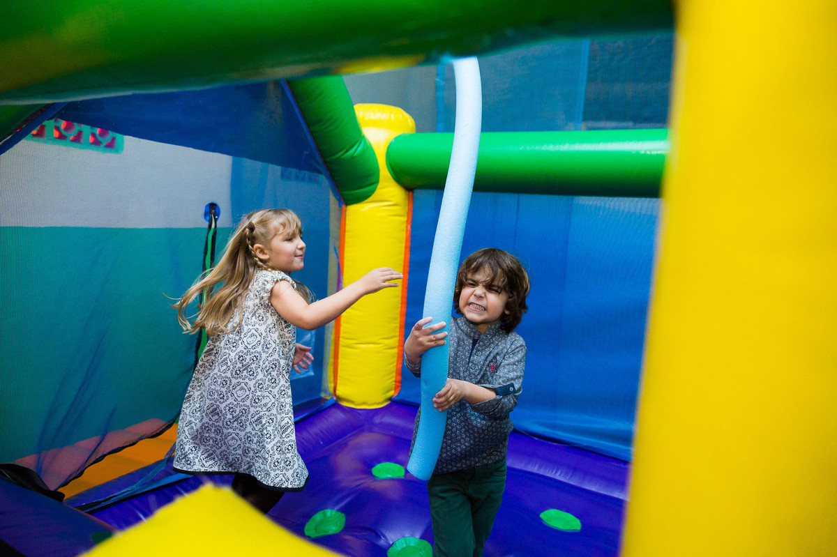 Brincando. Aniversário Infantil Espaço 10. Fotografia de Eduardo Pasqualini Fotógrafo em Rio do Sul, Santa Catarina, Brasil.