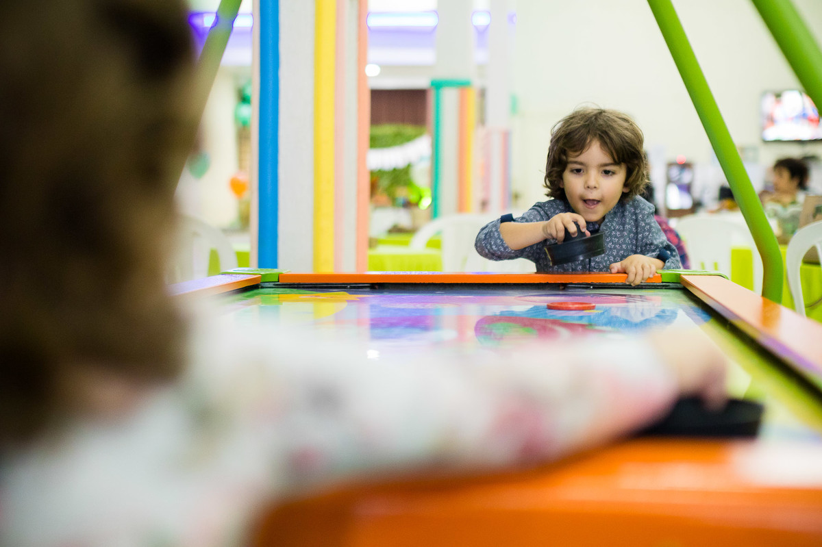 Jogando. Aniversário Infantil Espaço 10. Fotografia de Eduardo Pasqualini Fotógrafo em Rio do Sul, Santa Catarina, Brasil.