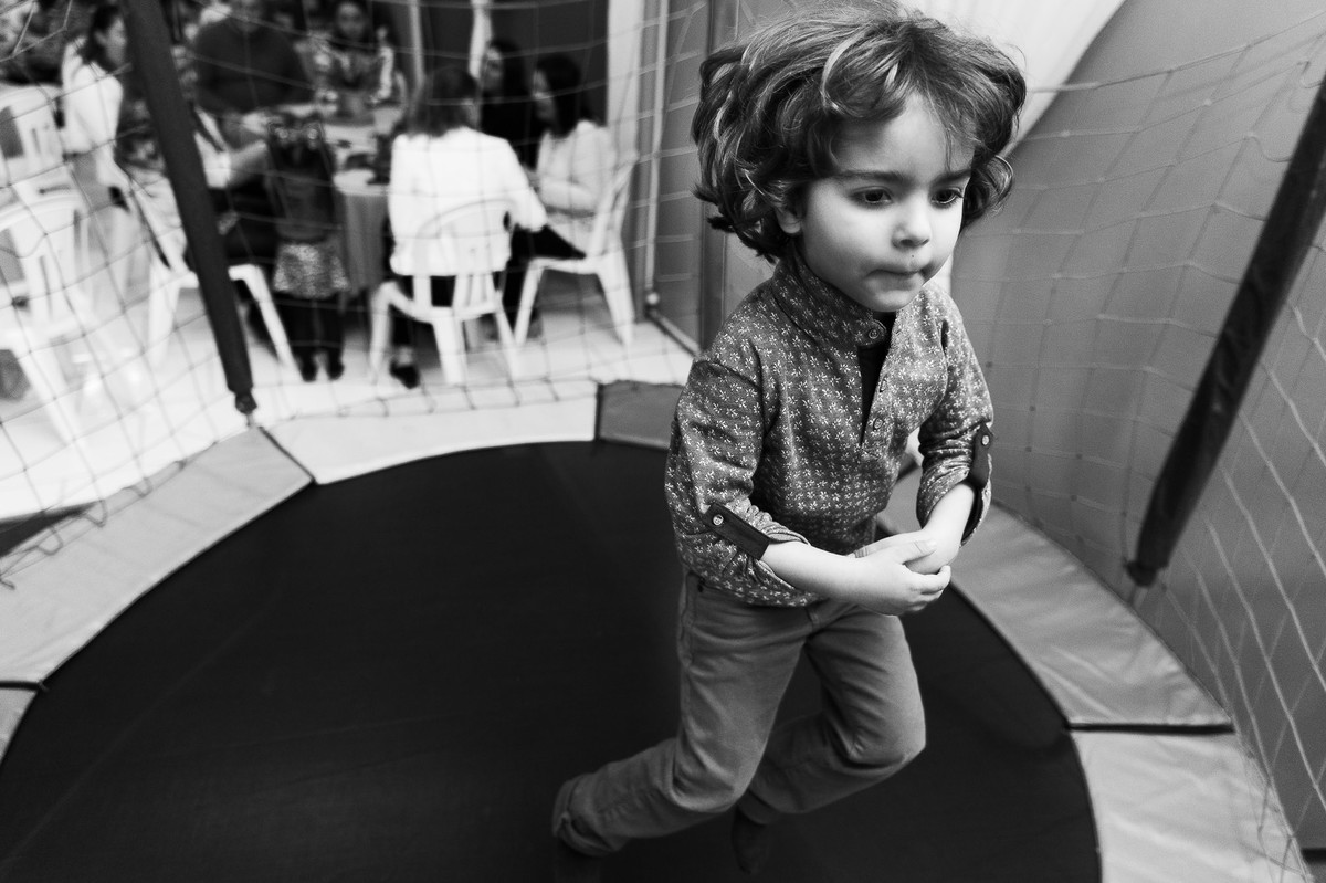 Pulando. Aniversário Infantil Espaço 10. Fotografia de Eduardo Pasqualini Fotógrafo em Rio do Sul, Santa Catarina, Brasil.