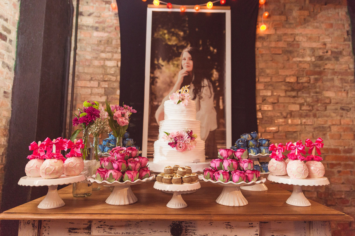Mesa do bolo. Aniversário 15 anos Gabrielle. Opa Eventos. Fotografia de Eduardo Pasqualini Fotógrafo em Rio do Sul, Santa Catarina, Brasil.