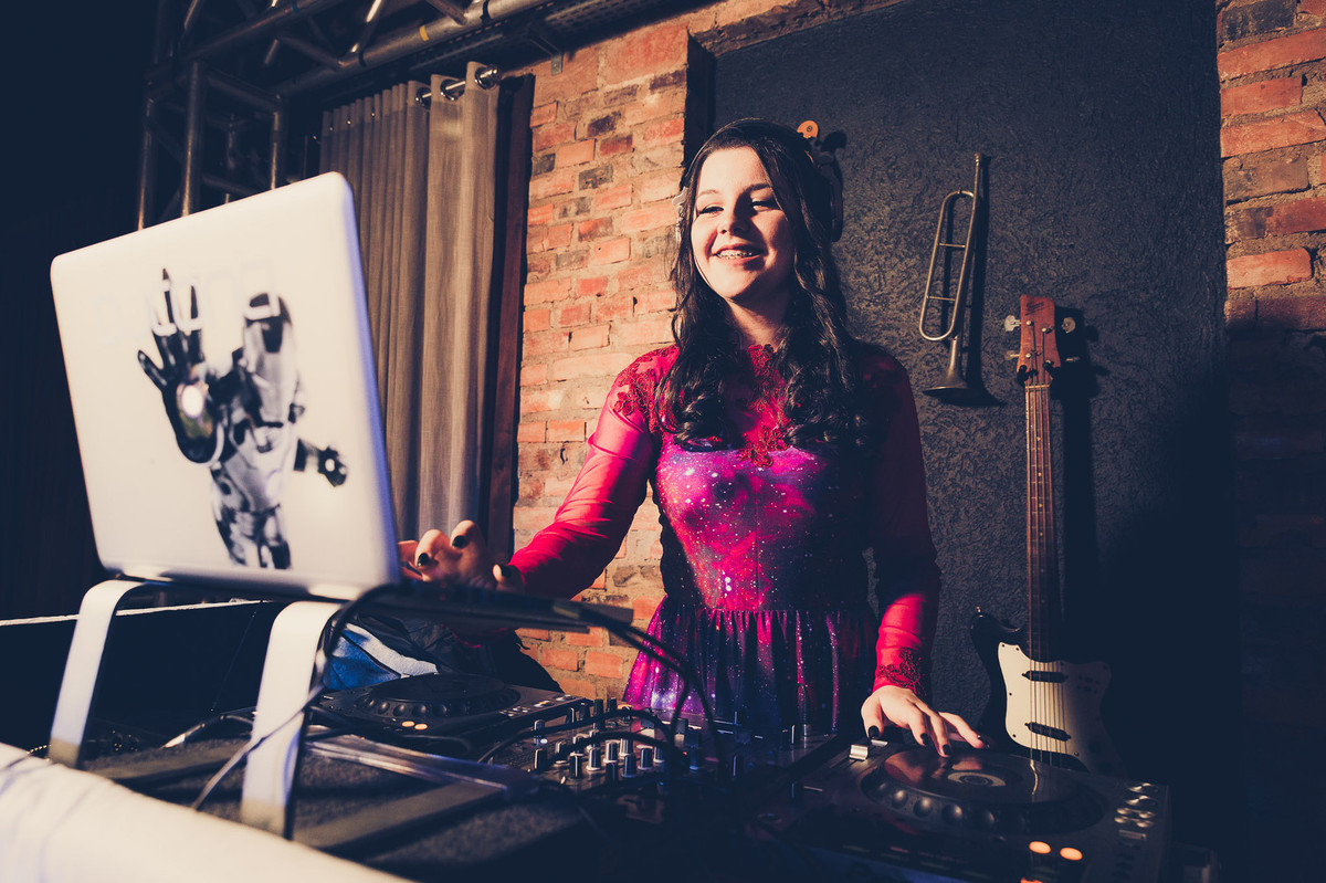 DJ. Aniversário 15 anos Gabrielle. Opa Eventos. Fotografia de Eduardo Pasqualini Fotógrafo em Rio do Sul, Santa Catarina, Brasil.