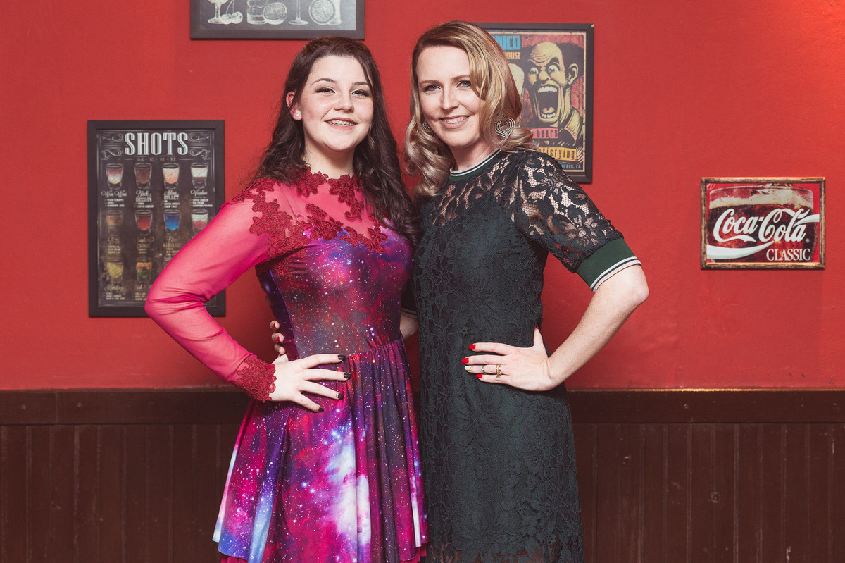 Mãe e filha. Aniversário 15 anos Gabrielle. Opa Eventos. Fotografia de Eduardo Pasqualini Fotógrafo em Rio do Sul, Santa Catarina, Brasil.
