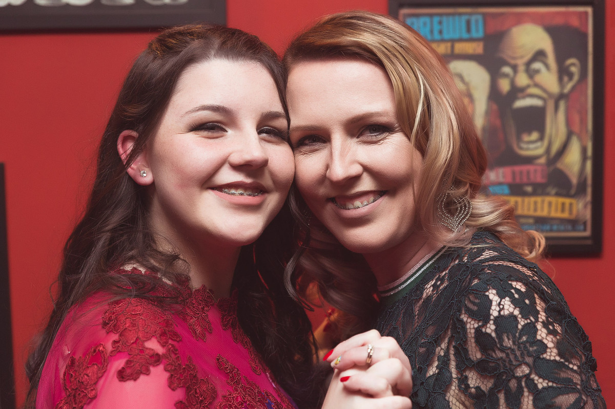 Filha e Mãe. Aniversário 15 anos Gabrielle. Opa Eventos. Fotografia de Eduardo Pasqualini Fotógrafo em Rio do Sul, Santa Catarina, Brasil.