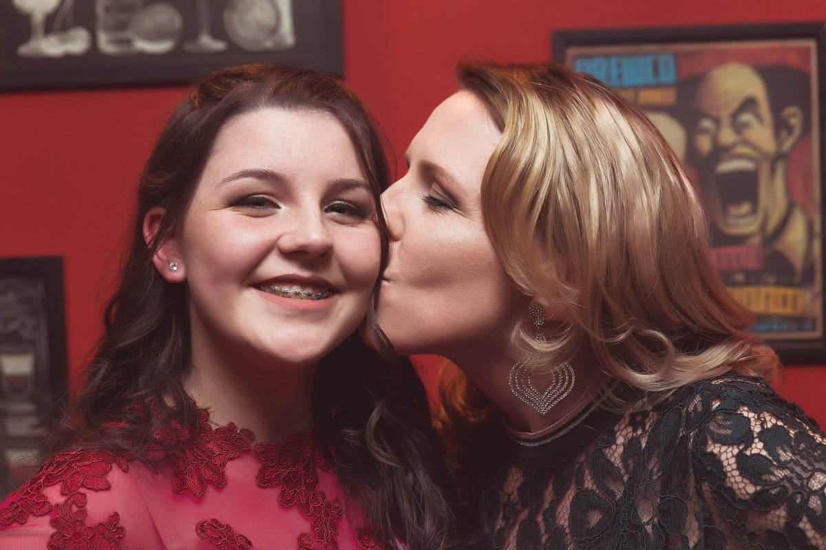 Beijo no rosto. Aniversário 15 anos Gabrielle. Opa Eventos. Fotografia de Eduardo Pasqualini Fotógrafo em Rio do Sul, Santa Catarina, Brasil.