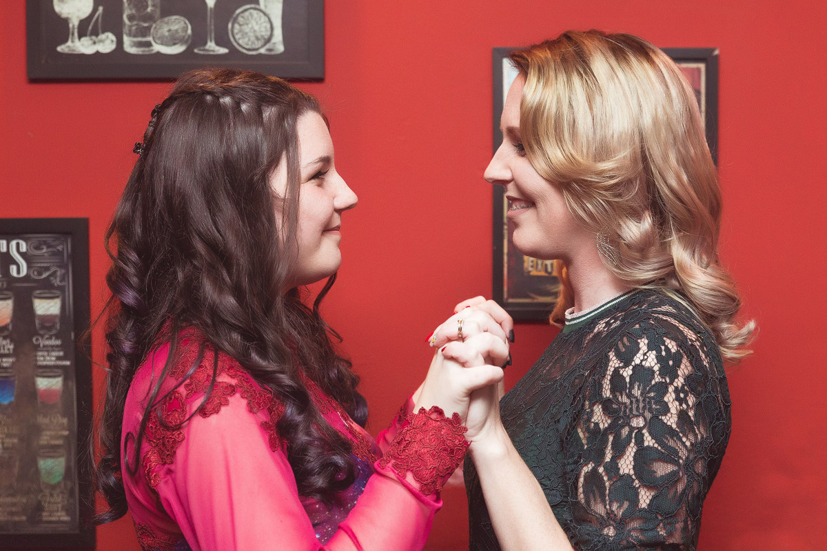 Mãos. Aniversário 15 anos Gabrielle. Opa Eventos. Fotografia de Eduardo Pasqualini Fotógrafo em Rio do Sul, Santa Catarina, Brasil.