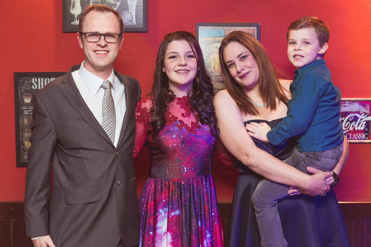 Padrinho. Aniversário 15 anos Gabrielle. Opa Eventos. Fotografia de Eduardo Pasqualini Fotógrafo em Rio do Sul, Santa Catarina, Brasil.