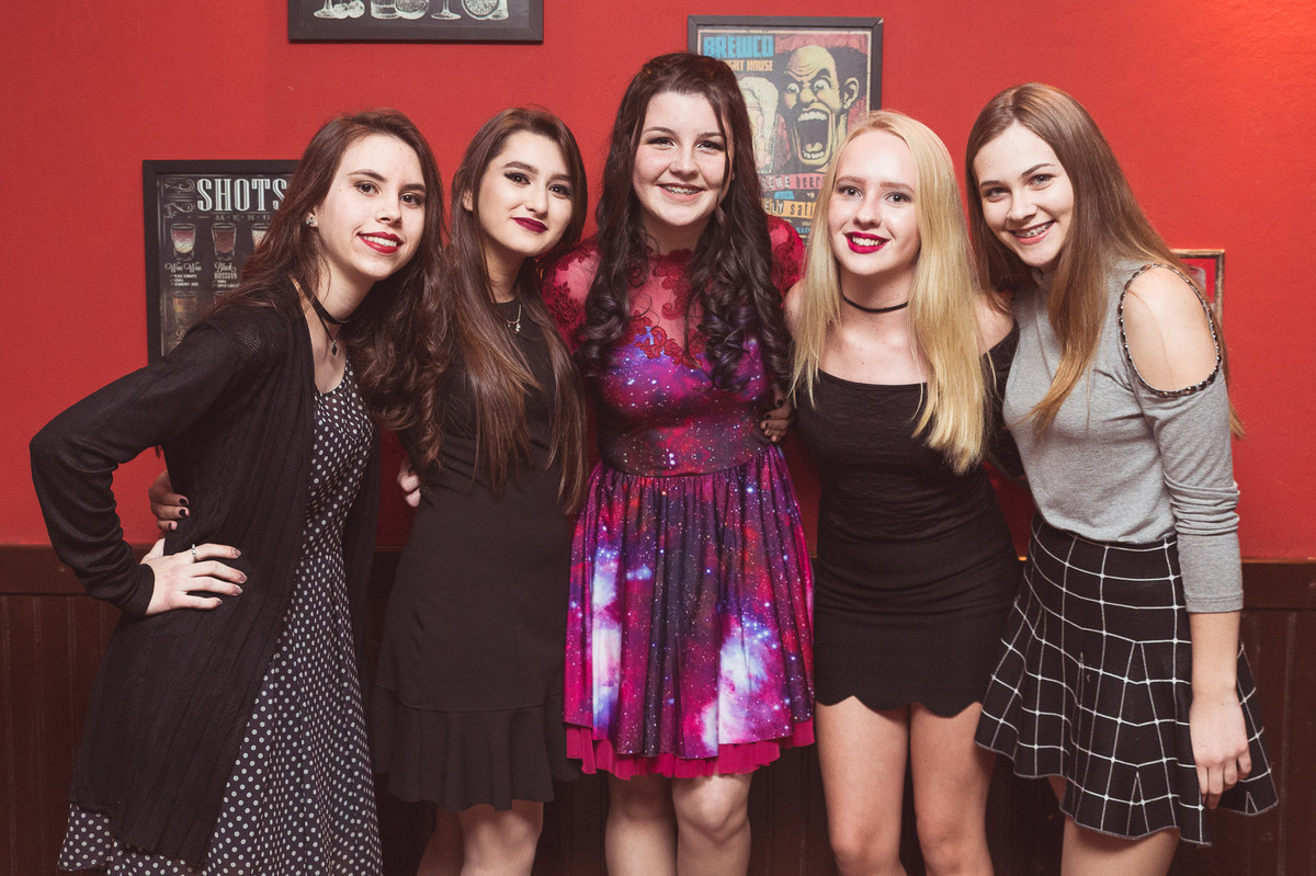 Amigas. Aniversário 15 anos Gabrielle. Opa Eventos. Fotografia de Eduardo Pasqualini Fotógrafo em Rio do Sul, Santa Catarina, Brasil.