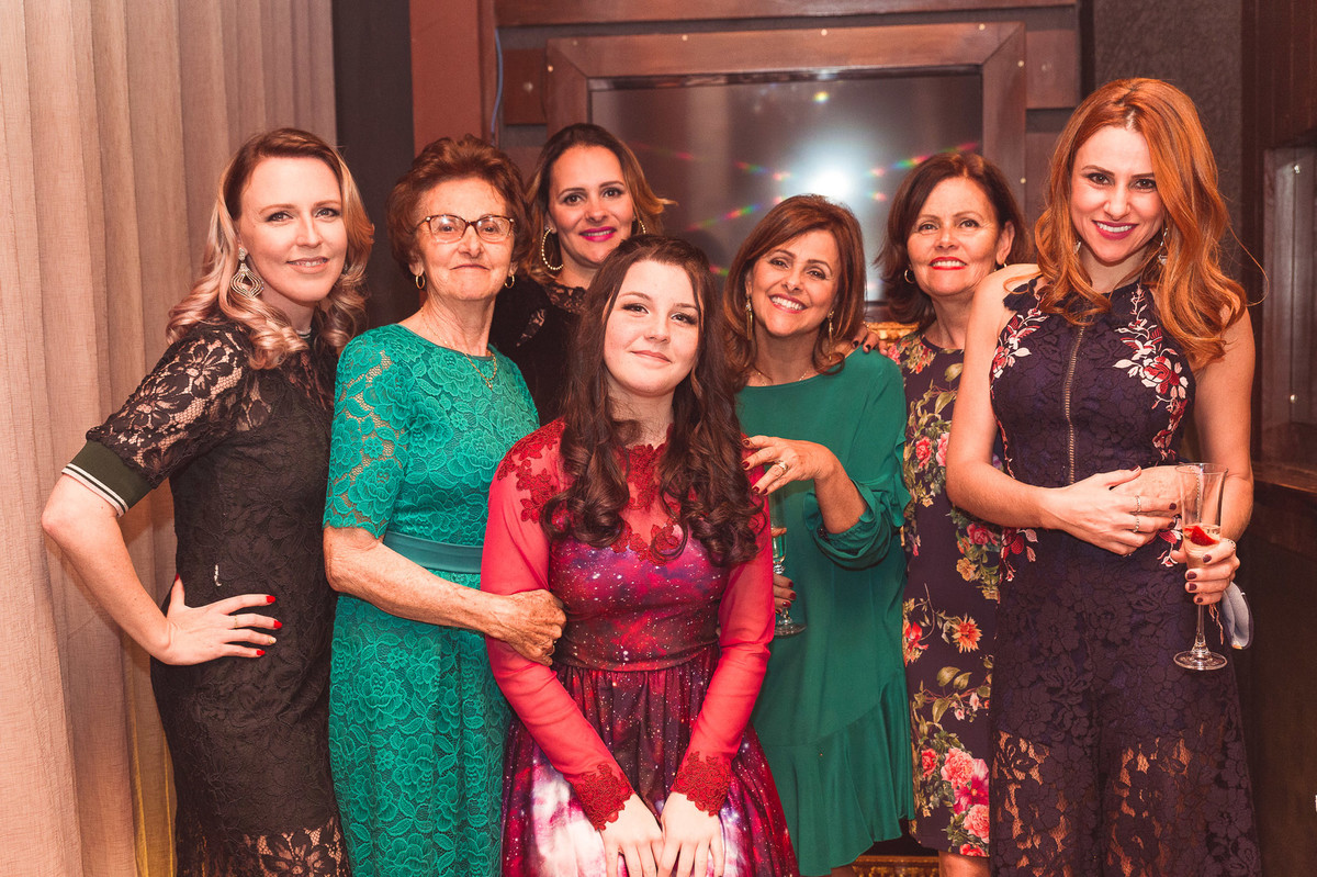 As mulheres da família. Aniversário 15 anos Gabrielle. Opa Eventos. Fotografia de Eduardo Pasqualini Fotógrafo em Rio do Sul, Santa Catarina, Brasil.