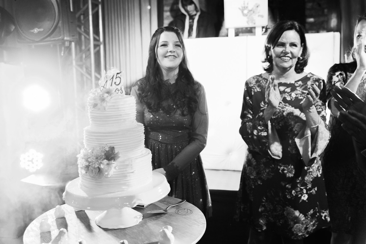 Corte do bolo. Aniversário 15 anos Gabrielle. Opa Eventos. Fotografia de Eduardo Pasqualini Fotógrafo em Rio do Sul, Santa Catarina, Brasil.