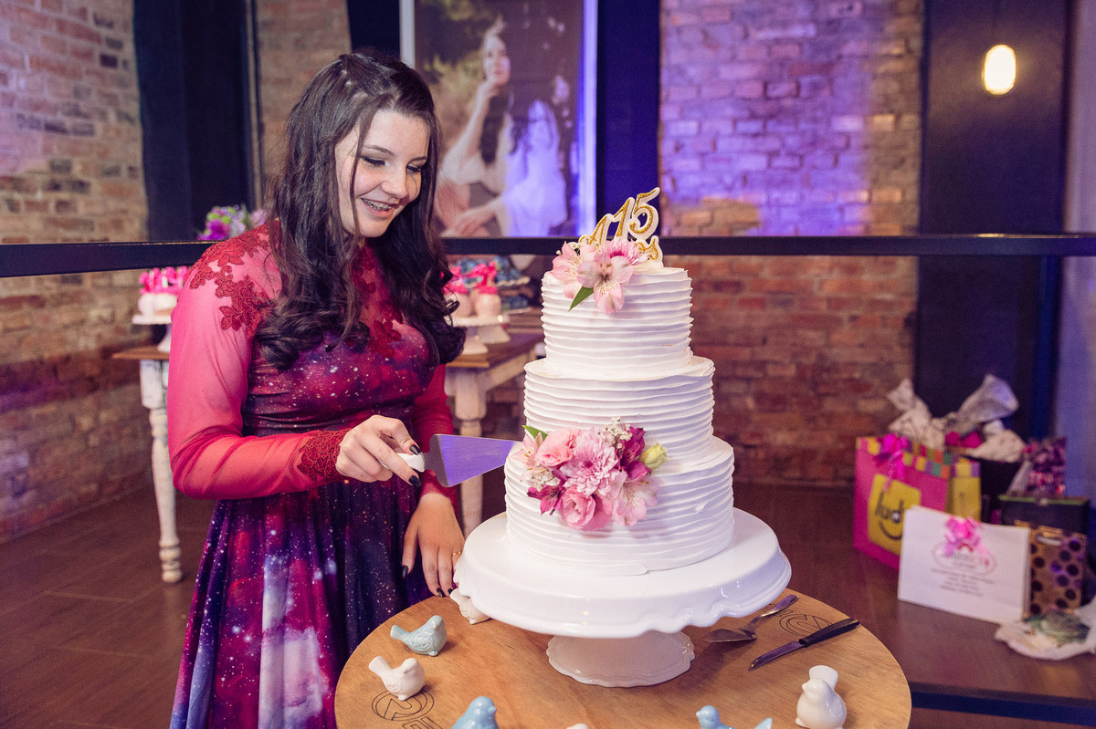 Cortando o bolo. Aniversário 15 anos Gabrielle. Opa Eventos. Fotografia de Eduardo Pasqualini Fotógrafo em Rio do Sul, Santa Catarina, Brasil.