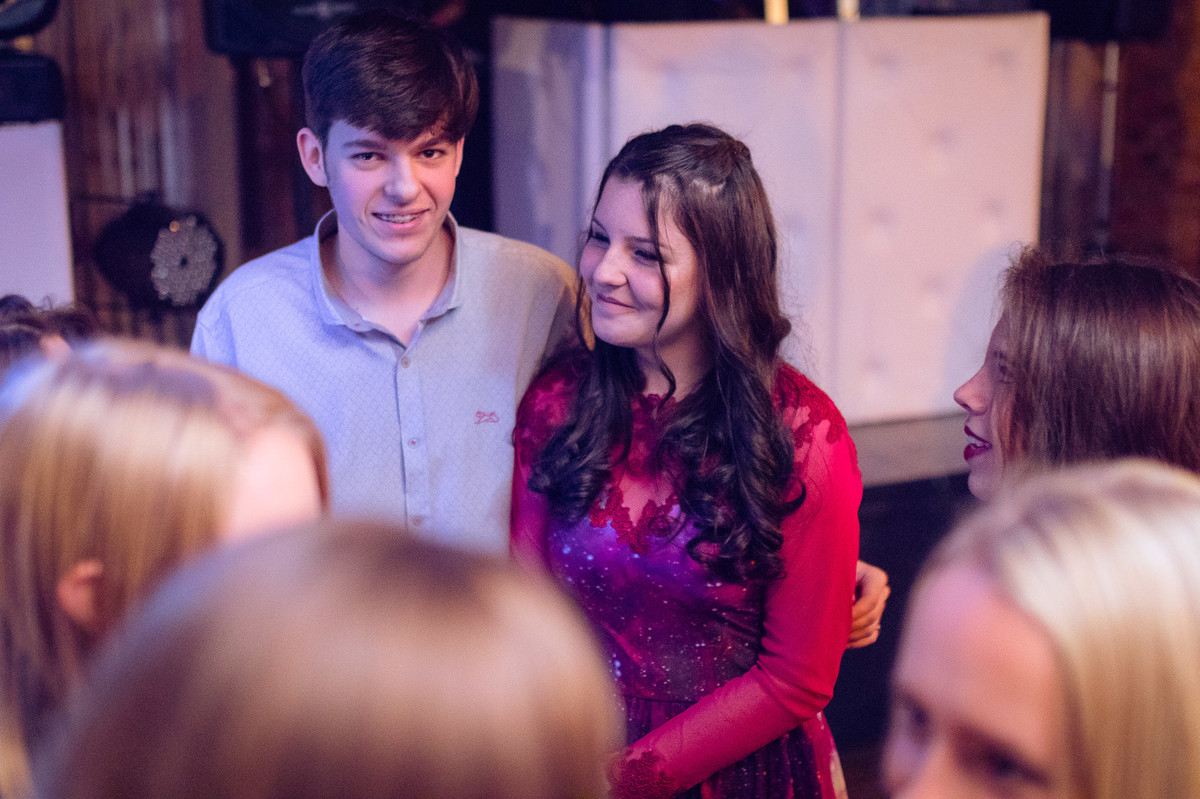 Na festa. Aniversário 15 anos Gabrielle. Opa Eventos. Fotografia de Eduardo Pasqualini Fotógrafo em Rio do Sul, Santa Catarina, Brasil.