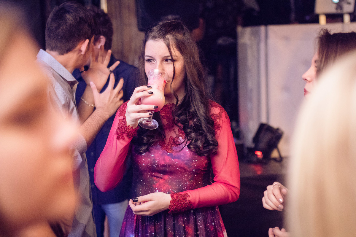 Bebida. Aniversário 15 anos Gabrielle. Opa Eventos. Fotografia de Eduardo Pasqualini Fotógrafo em Rio do Sul, Santa Catarina, Brasil.