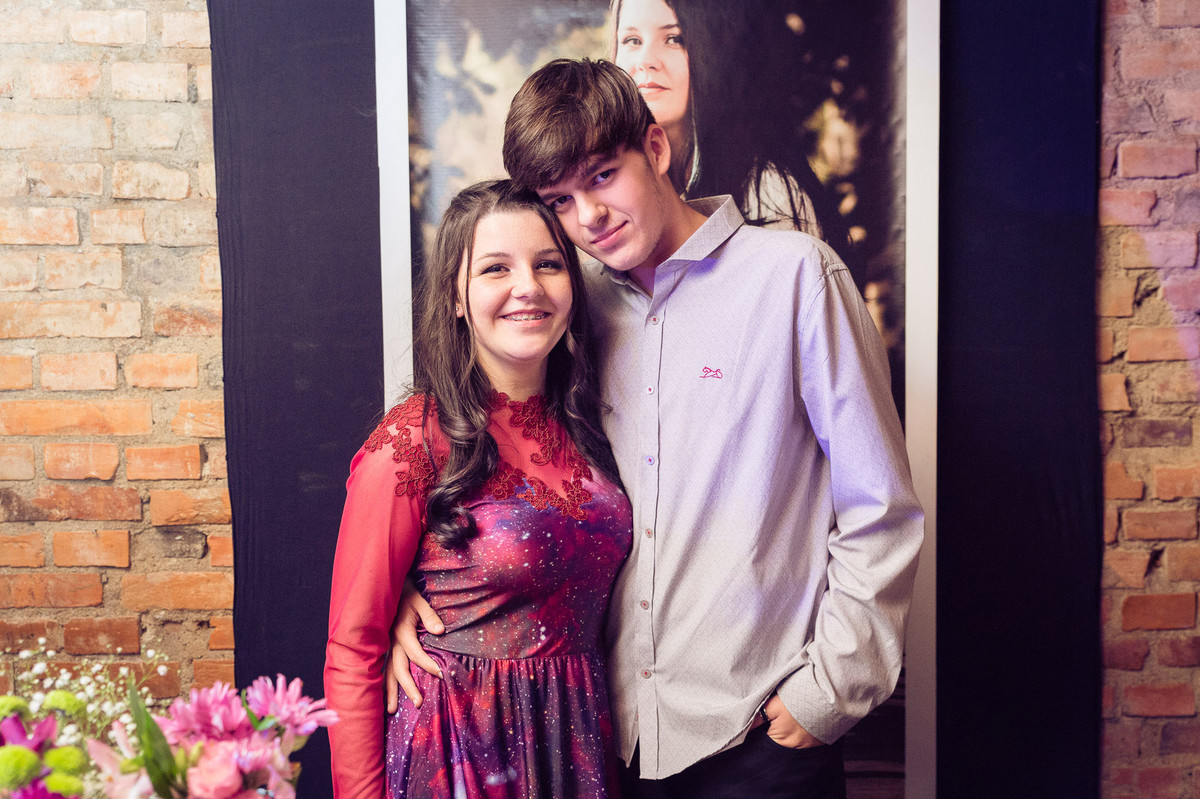 Casal da festa. Aniversário 15 anos Gabrielle. Opa Eventos. Fotografia de Eduardo Pasqualini Fotógrafo em Rio do Sul, Santa Catarina, Brasil.